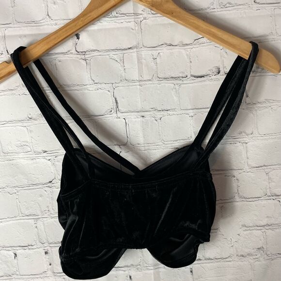 Pretty Little Thing Black Ruched Cross Back Velvet Crop Top - Picture 10 of 11